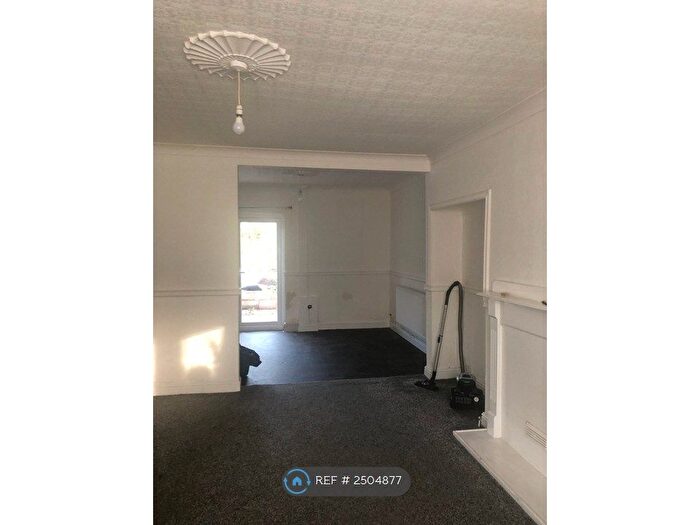 3 Bedroom End Of Terrace House To Rent In Wash Lane, Birmingham, B25