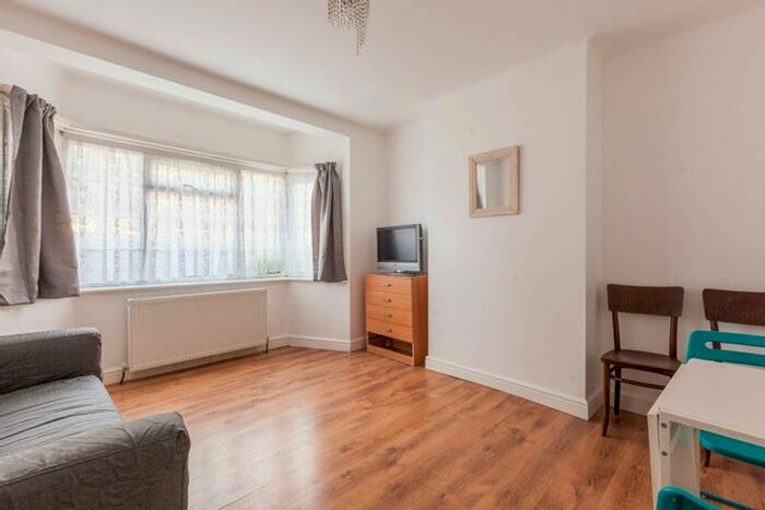 2 Bedroom Flat To Rent In Stockwell Park Walk, Brixton, London, SW9