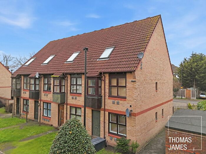 1 Bedroom Maisonette For Sale In Pilgrims Close, London, N13