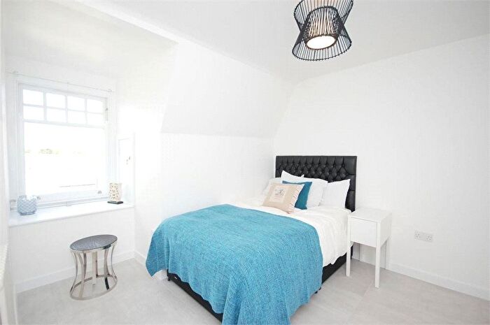 3 Bedroom Flat To Rent In Bank Buildings, High Street, Willesden, London, NW10