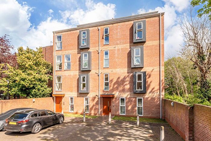 1 Bedroom Flat To Rent In Inwood Avenue, Hounslow, TW3