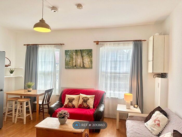 2 Bedroom Flat To Rent In Queens Road, London, N11