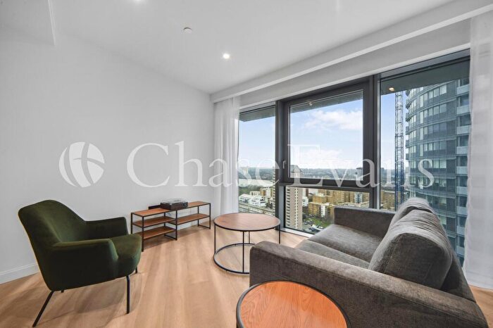 2 Bedroom Flat To Rent In Aspen At Consort Place, Marsh Wall, Canary Wharf, London, E22