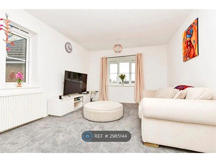 2 Bedroom Flat To Rent In Rydons Way, Redhill, RH1