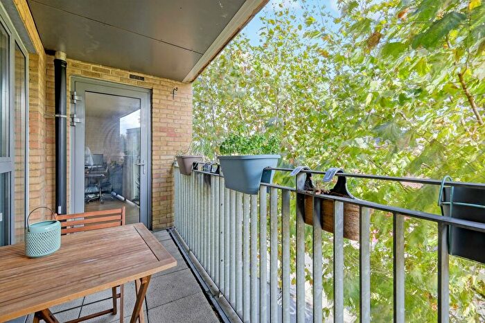 2 Bedroom Apartment To Rent In Fulneck Place, Stepney Green, E1