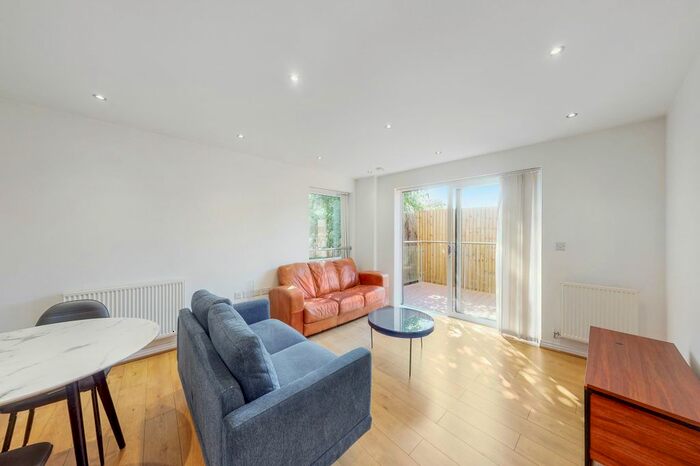 2 Bedroom Flat To Rent In Scenix House, Chigwell Road, South Woodford, E18