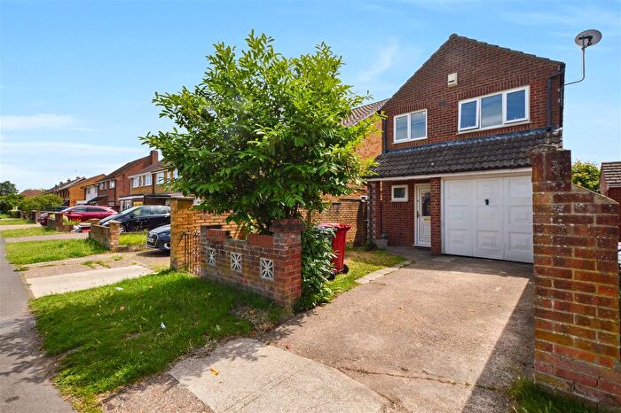 3 Bedroom Detached House For Sale In Crofthill Road, Slough, SL2