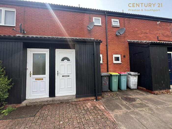 2 Bedroom Maisonette For Sale In Threefields, Ingol, Preston, PR2