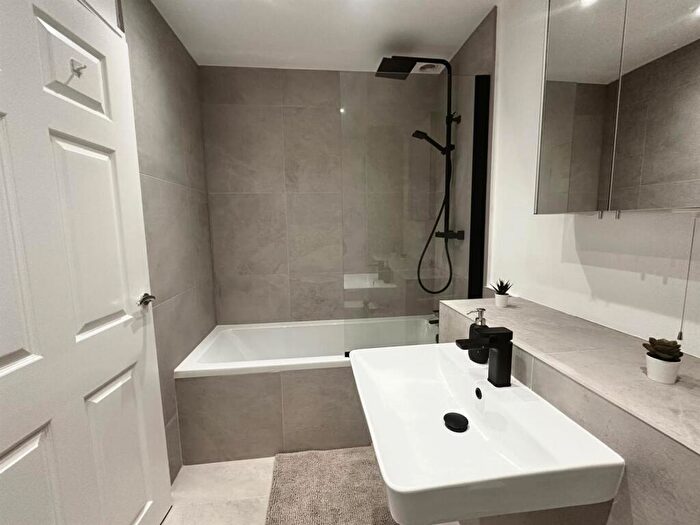 2 Bedroom Apartment To Rent In Greystones Court, Roundhay, LS8