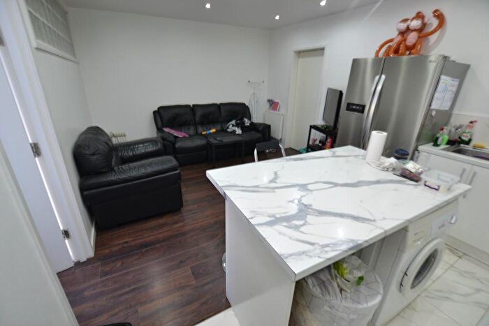 6 Bedroom Terraced House To Rent In Carbis Road, Limehouse, London, E14