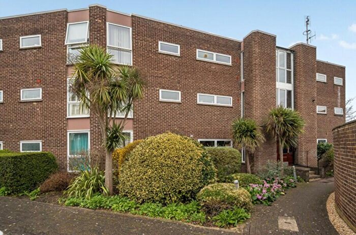 2 Bedroom Apartment To Rent In Weybridge, Surrey, KT13