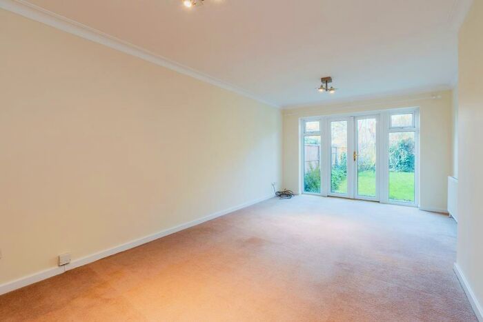 2 Bedroom Flat To Rent In Bells Hills, EN5