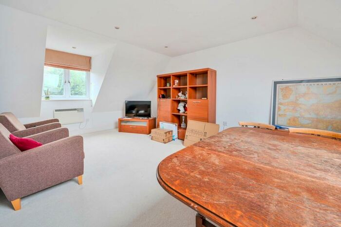 2 Bedroom Flat To Rent In West Byfleet, West Byfleet, KT14