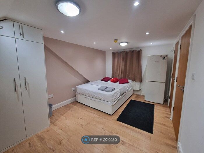 1 Bedroom Flat To Rent In Great West Road, Hounslow, TW5