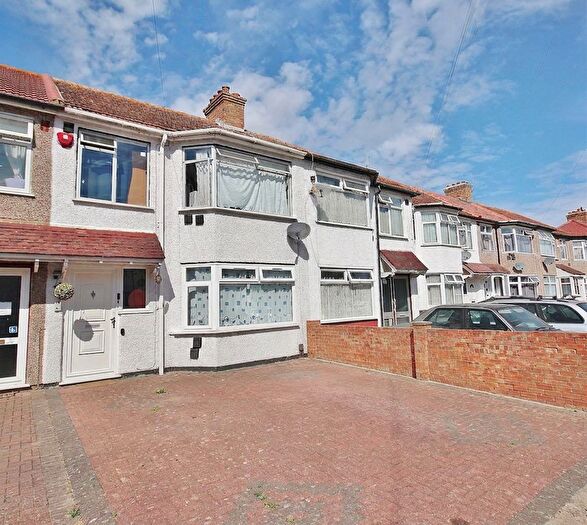 3 Bedroom Terraced House For Sale In Ivanhoe Road, Hounslow, TW4