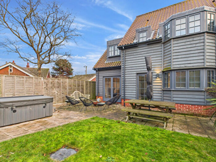 3 Bedroom Semi-Detached House For Sale In Oaks Court, Leiston, IP16