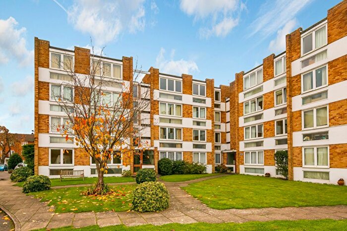 2 Bedroom Flat To Rent In Kent Road, Richmond, TW9