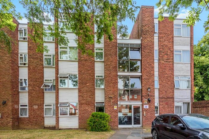 2 Bedroom Flat For Sale In Slough, Berkshire, SL1