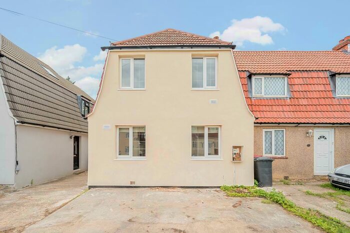 2 Bedroom Semi-Detached House To Rent In Slough, Berkshire, SL2