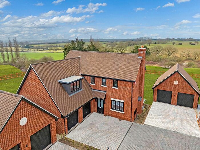 4 Bedroom Detached House For Sale In Stapleford Road, Stapleford Abbotts, RM4