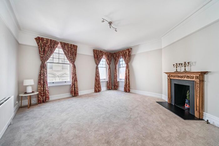 2 Bedroom Flat For Sale In Fulham Road, London, SW6