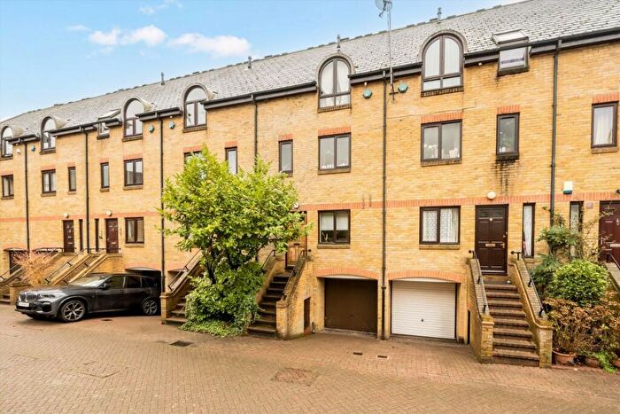 3 Bedroom Flat To Rent In Roding Mews, Wapping, E1W