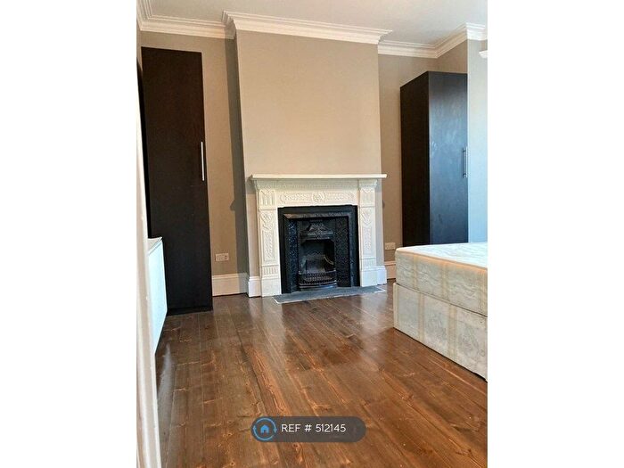 3 Bedroom Flat To Rent In Latchmere Road, London, SW11