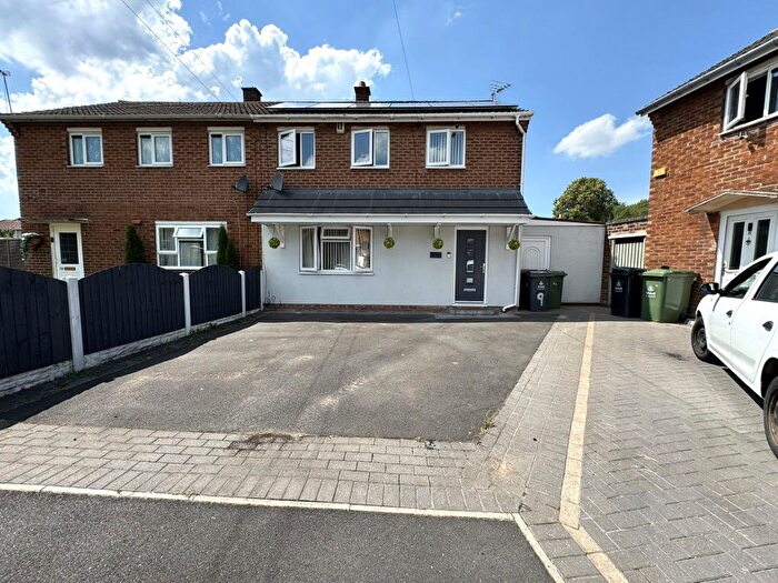 3 Bedroom Semi Detached House For Sale In Chatsworth Close, Willenhall, WV12