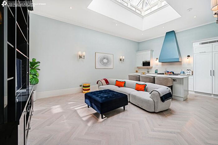 3 Bedroom Flat To Rent In Cadogan Square, Chelsea, SW1X