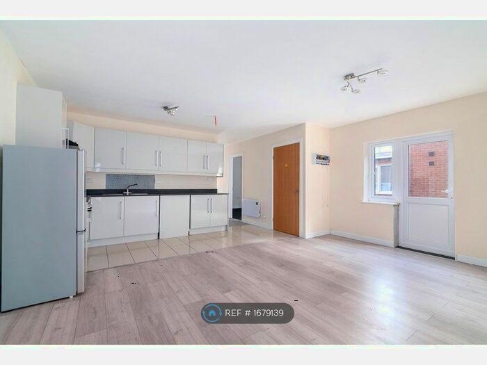 3 Bedroom Flat To Rent In Lordhsip Lane, London, N17