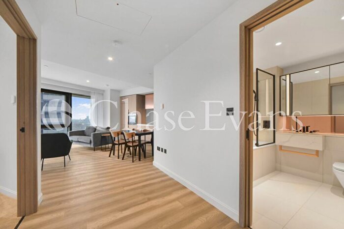 2 Bedroom Flat To Rent In Aspen At Consort Place, Marsh Wall, Canary Wharf, London, E22