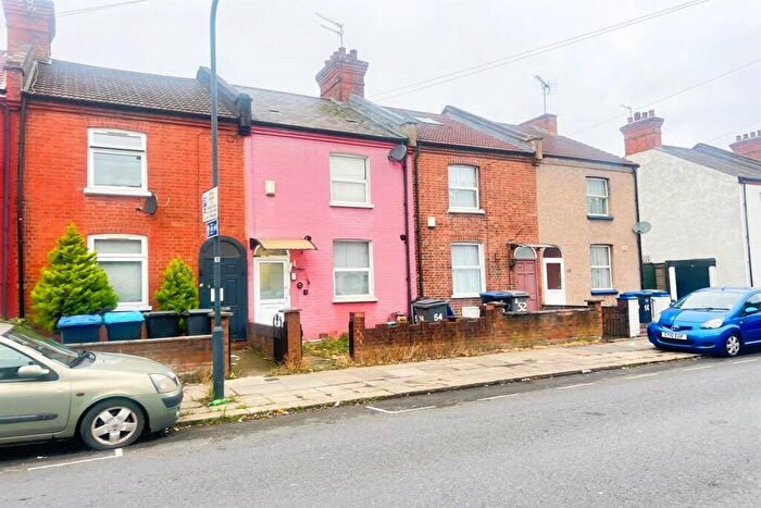 Flat To Rent In Woodheyes Road, Neasden, NW10