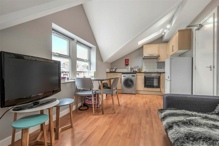 2 Bedroom Flat To Rent In Burley Lodge Road, Hyde Park, Leeds, LS6