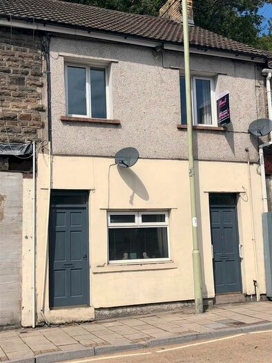 2 Bedroom Flat To Rent In East Road, Tylorstown, Ferndale, CF43