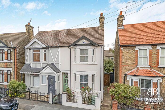 3 Bedroom Semi-Detached House For Sale In Craigdale Road, Hornchurch, RM11