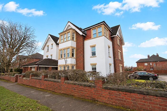 2 Bedroom Flat To Rent In Castleton Court, West Park, LS16