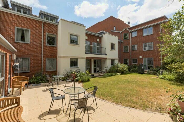 2 Bedroom Flat For Sale In Dial Stone Court, Weybridge, KT13