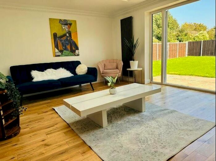 1 Bedroom Semi-Detached House To Rent In Hampton, Middlesex/Room, TW12