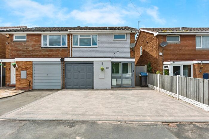 3 Bedroom Semi-Detached House For Sale In Pinewood Drive, Birmingham, B32