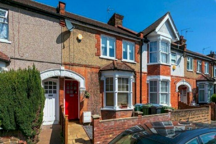 3 Bedroom Flat To Rent In Princes Avenue, Watford, WD18