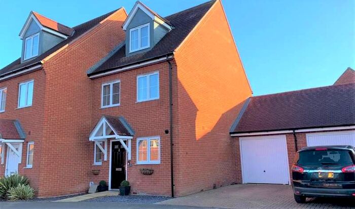 3 Bedroom Detached House For Sale In County Drive Tadley, RG26