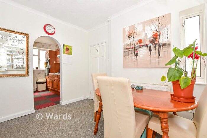 4 Bedroom Chalet For Sale In Sutton Road, Maidstone, Kent, ME15