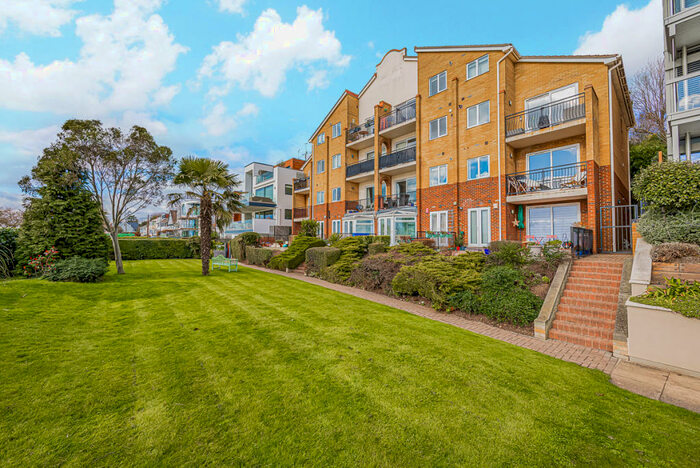 2 Bedroom Apartment To Rent In Undercliff Gardens, Leigh-on-sea, SS9