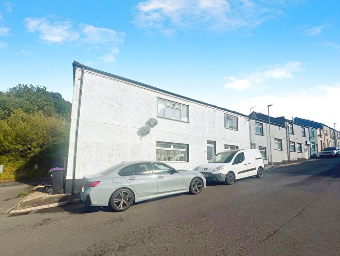 2 Bedroom Flat To Rent In Rifle Green, Blaenavon, Pontypool, NP4