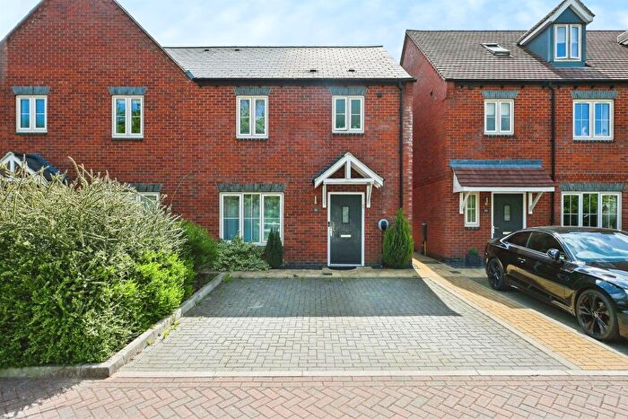 3 Bedroom Semi-detached House For Sale In Horseshoe Close, Hemel Hempstead, HP1