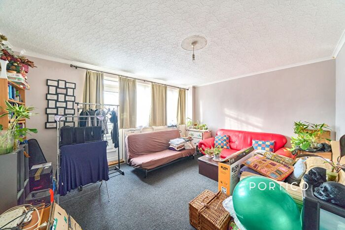 2 Bedroom Flat To Rent In Fellows Court, London, E2