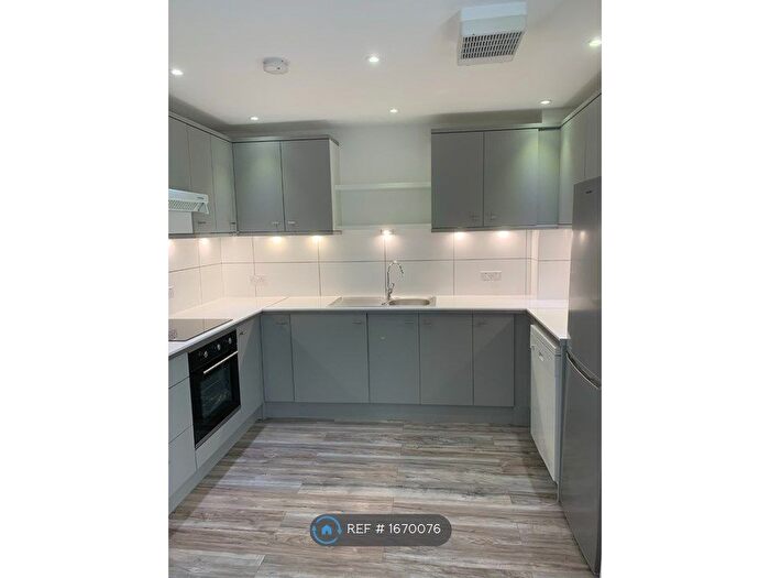 2 Bedroom Flat To Rent In Priory Heights, Slough, SL1