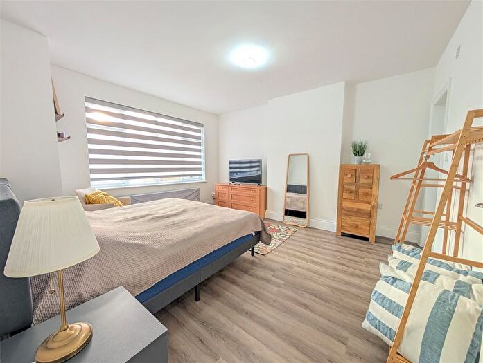 2 Bedroom Flat To Rent In Brentmead Place, Golders Green, London, NW11