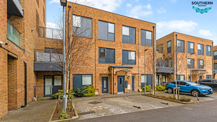 3 Bedroom Flat For Sale In Coulsdon, Coulsdon, CR5