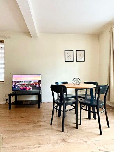 2 Bedroom Flat To Rent In Shepherds Bush Road, London, W6